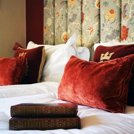 ホテル ザ ウィンザー タウンハウス バース エクステリア 写真 A bed with cushions