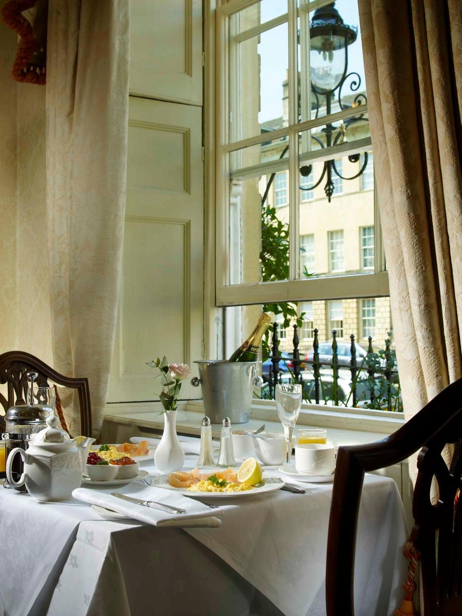 ホテル ザ ウィンザー タウンハウス バース エクステリア 写真 Breakfast at the hotel