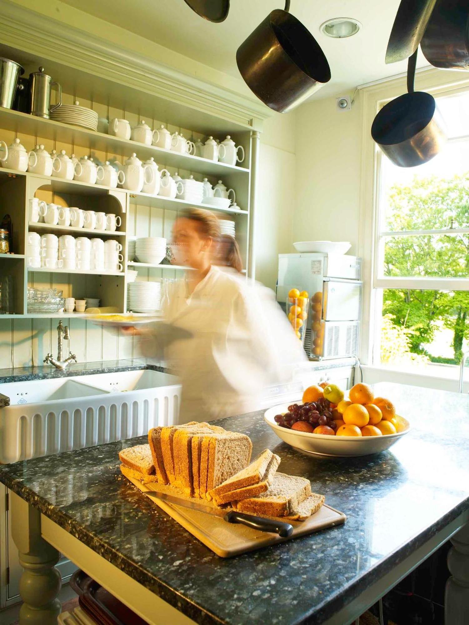 ホテル ザ ウィンザー タウンハウス バース エクステリア 写真 A kitchen porter clearing a table