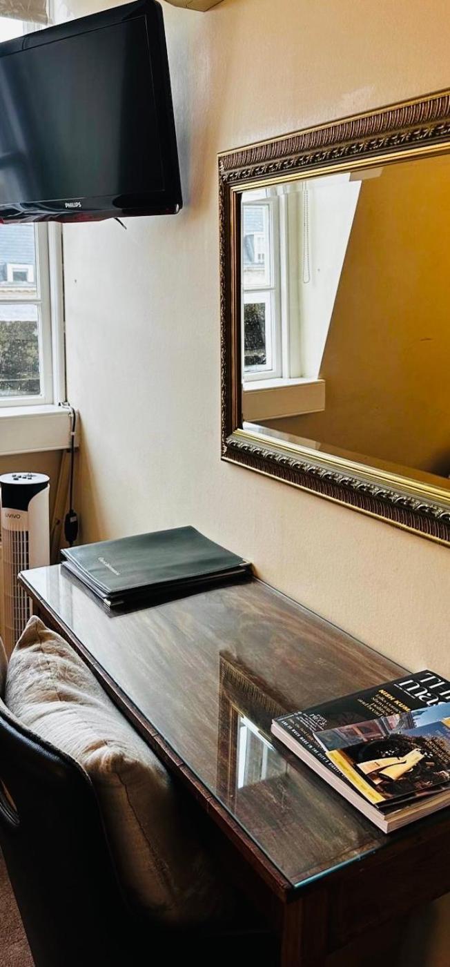 ホテル ザ ウィンザー タウンハウス バース 部屋 写真 A mirror