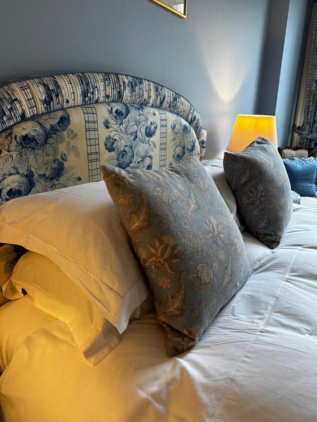 ホテル ザ ウィンザー タウンハウス バース エクステリア 写真 Cushions on a bed