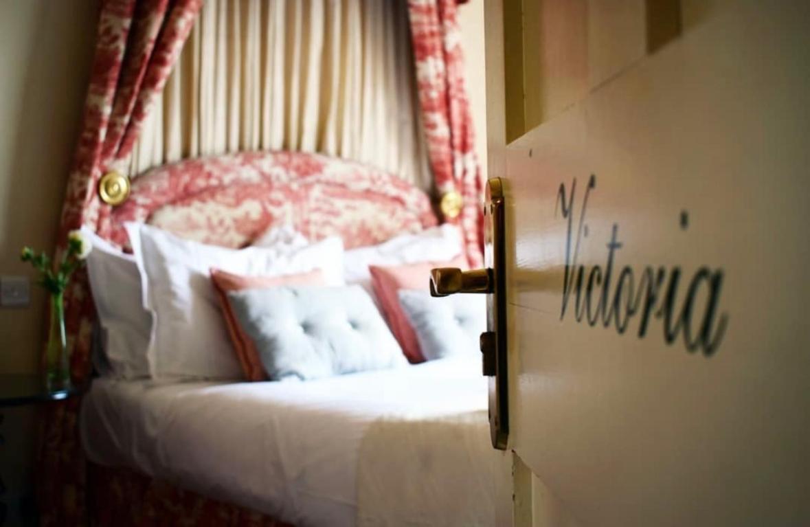 ホテル ザ ウィンザー タウンハウス バース エクステリア 写真 A room at the Victoria