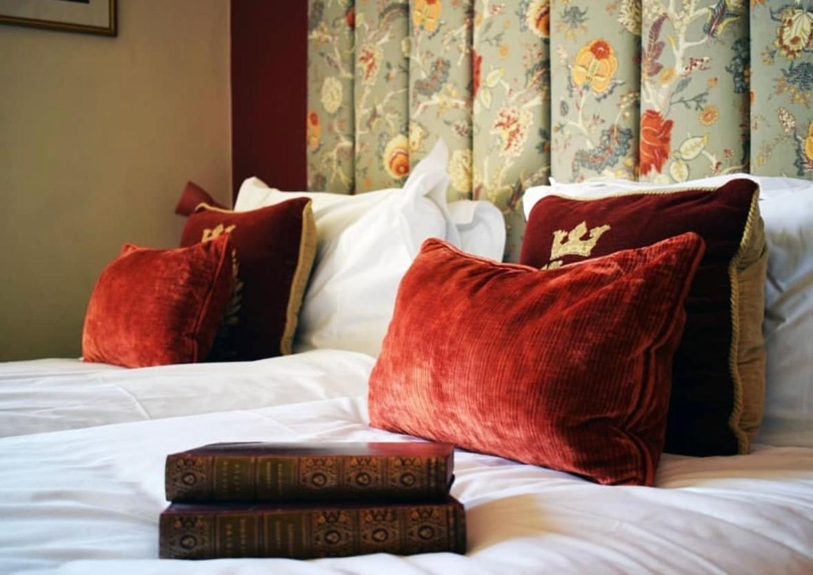 ホテル ザ ウィンザー タウンハウス バース エクステリア 写真 A bed with cushions