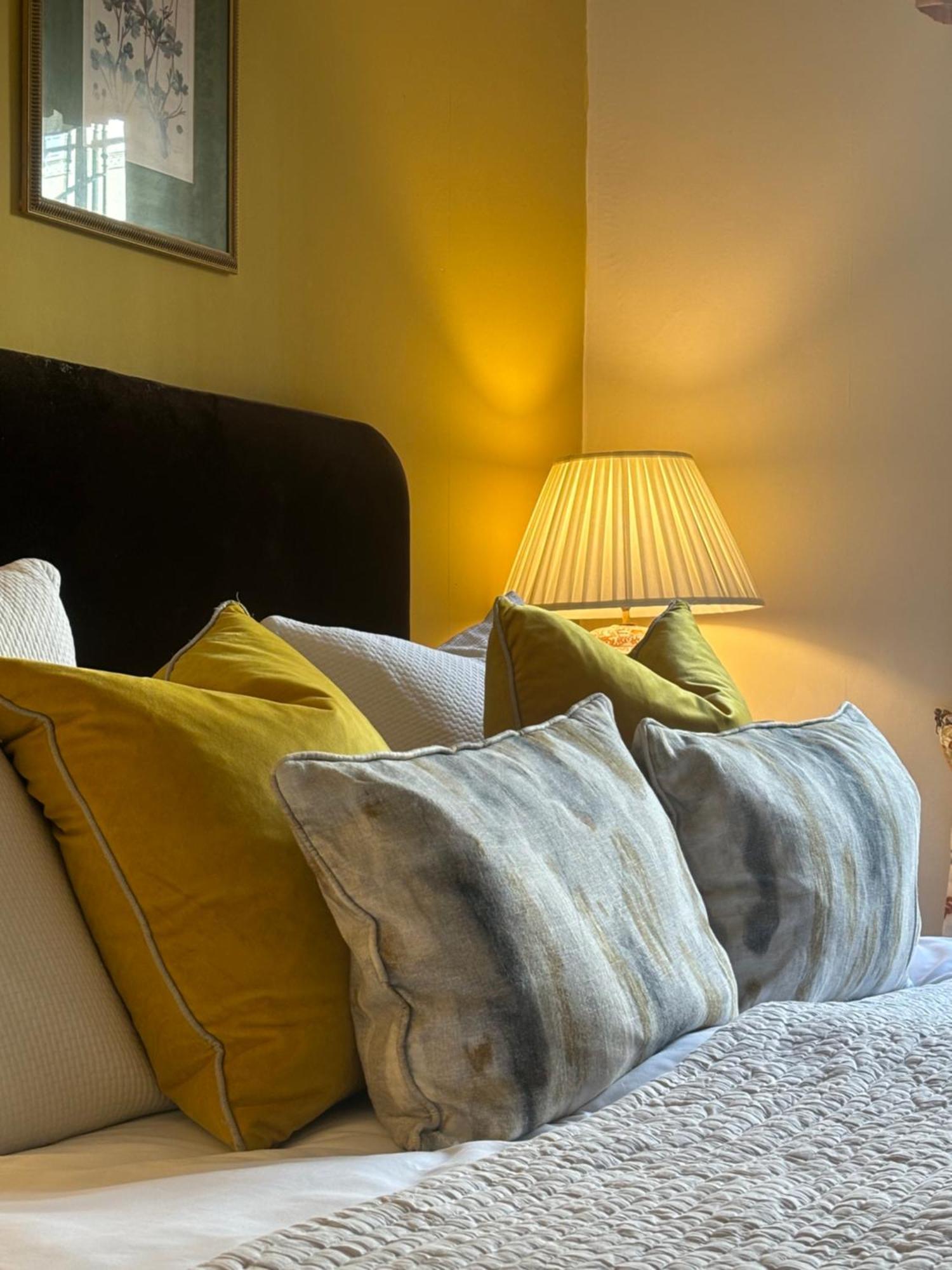 ホテル ザ ウィンザー タウンハウス バース 部屋 写真 A pleated lampshade