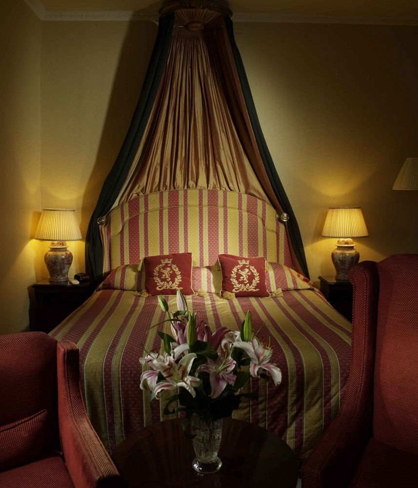 ホテル ザ ウィンザー タウンハウス バース エクステリア 写真 A bed with a canopy