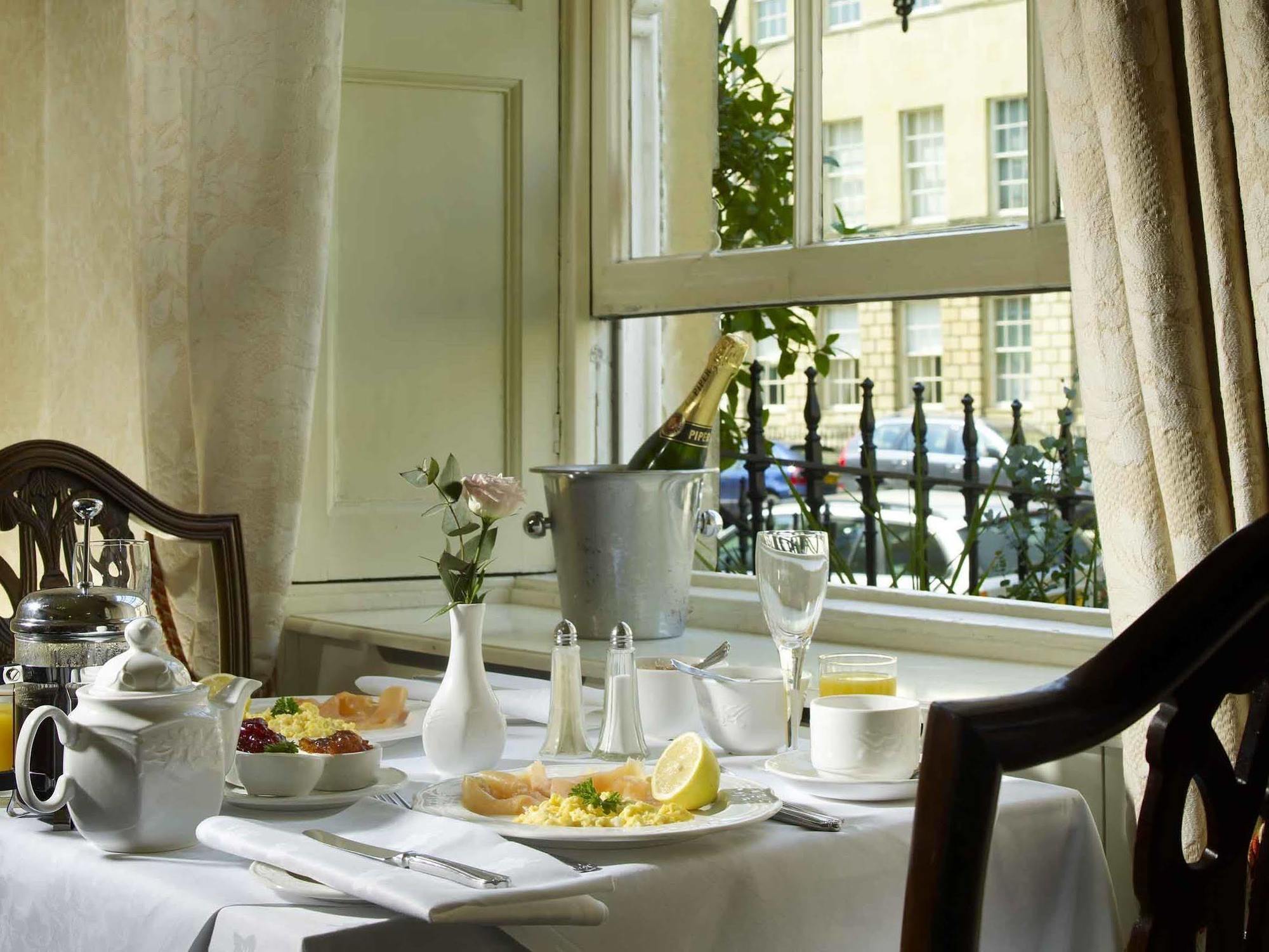 ホテル ザ ウィンザー タウンハウス バース エクステリア 写真 Breakfast at the hotel