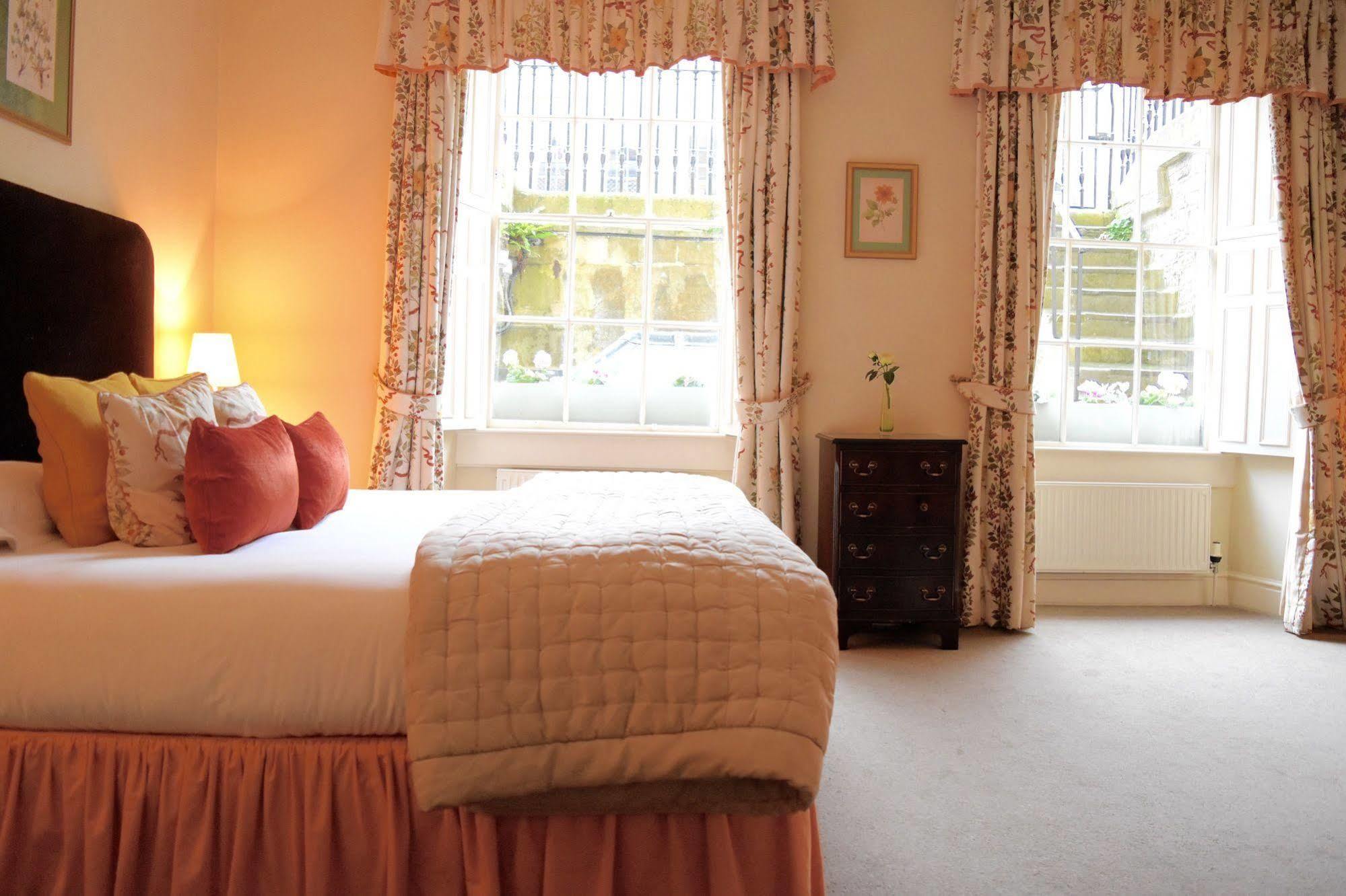 ホテル ザ ウィンザー タウンハウス バース エクステリア 写真 A bedroom at the hotel